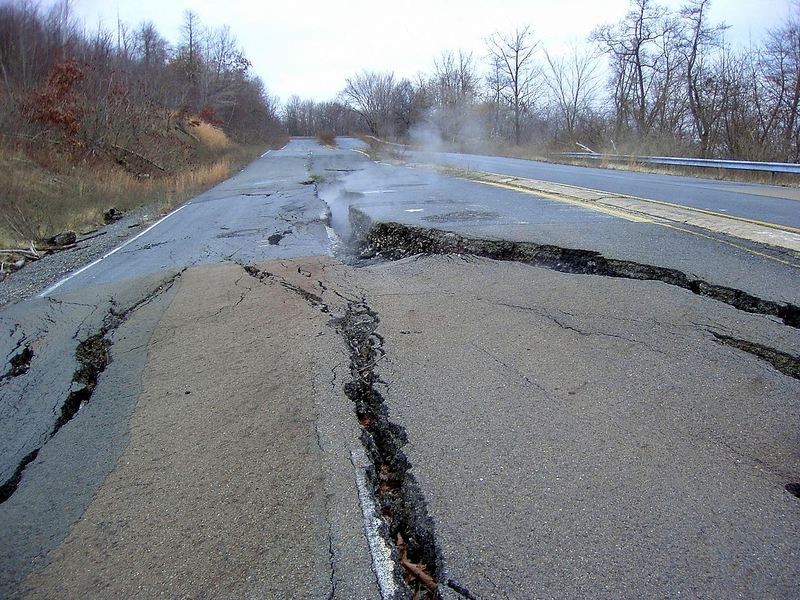 Carretera rota por el calor del carbón ardiendo debajo, en Centralia. Wikimedia Commons